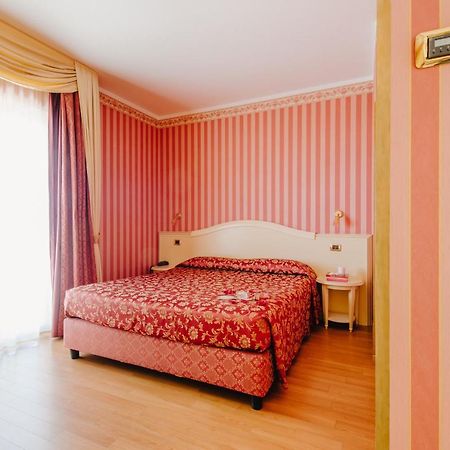 Hotel Liberty Roseto Degli Abruzzi Exterior foto