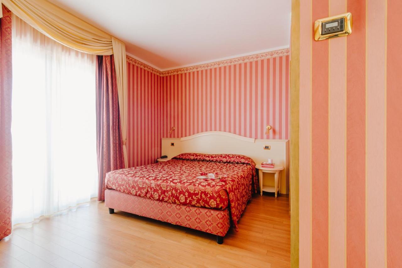 Hotel Liberty Roseto Degli Abruzzi Exterior foto